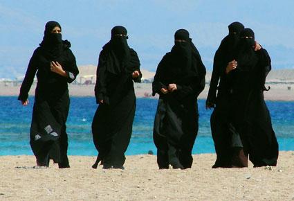 هل يصبح للسعوديات شواطئهن الخاصة؟